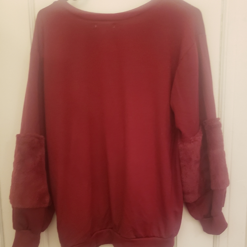 Crew neck sweat shirt, with fur on sleeves